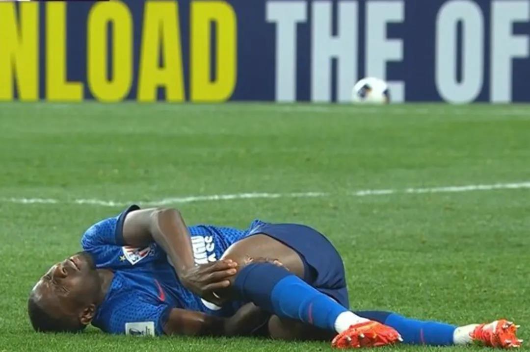 开云体育在线-比赛暂停，球员受伤待救护人员到场的简单介绍