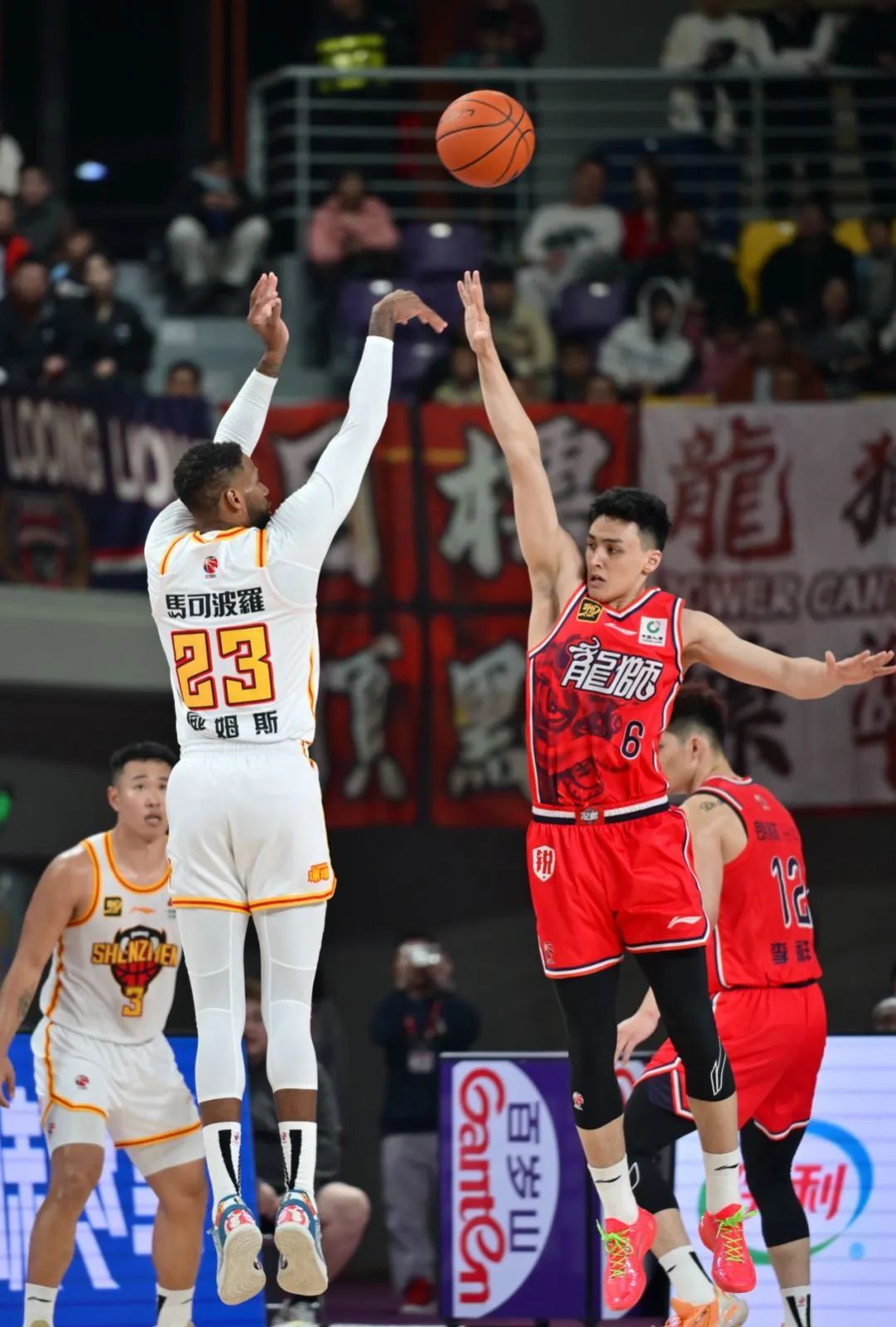 开云平台-篮球赛事吸引来自世界各地的球迷