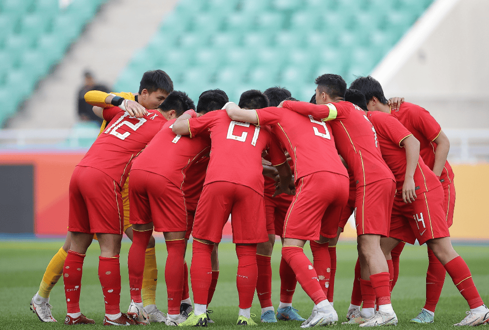 精彩比拼!壮观比赛引爆球迷热情 精彩比拼!壮观比赛引爆球迷热情