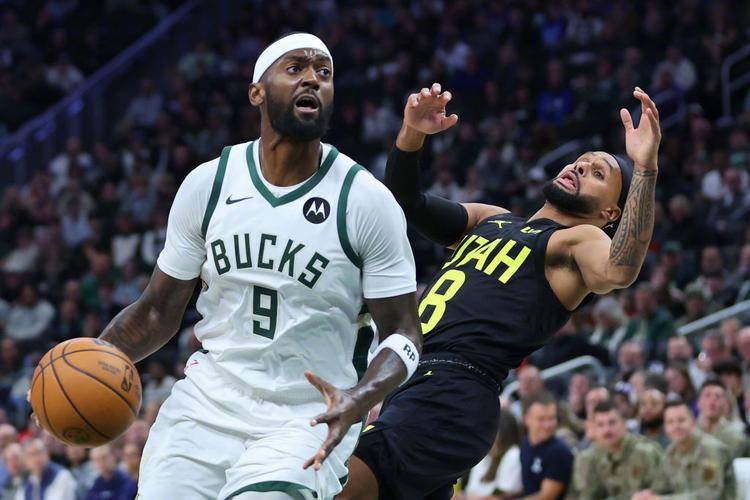 雄鹿队大胜对手,字母哥成为焦点人物 雄鹿队大胜对手,字母哥成为焦点人物