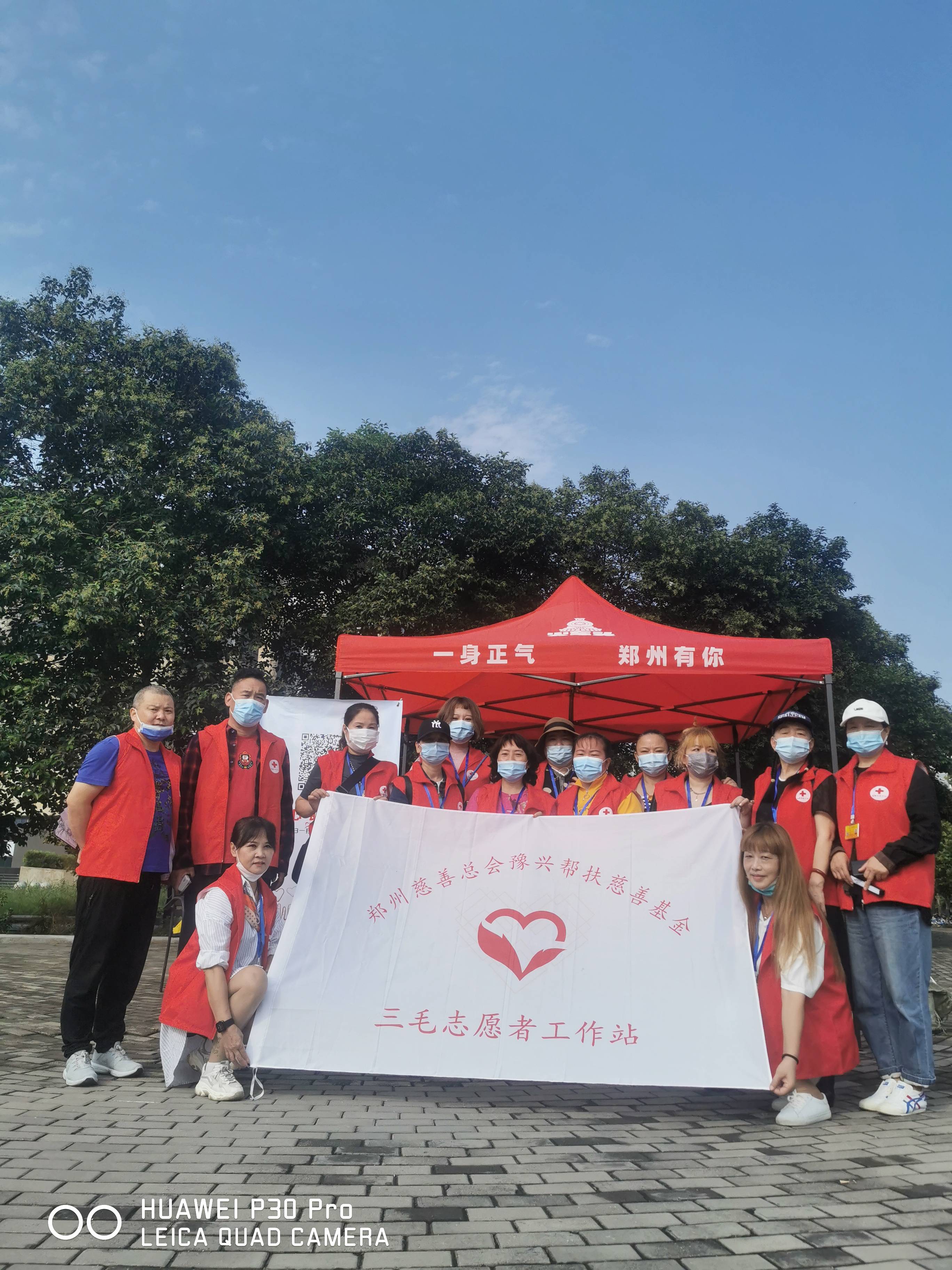 鹈鹕球员集体去慈善机构探访志愿者 鹈鹕球员集体去慈善机构探访志愿者